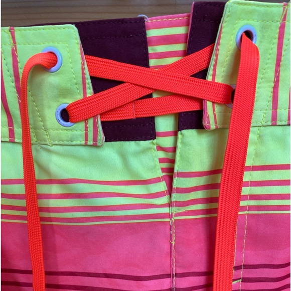 Under Armour Mens swim trunks board shorts size 34 waist. Loose fit. NWOT - Picture 6 of 13